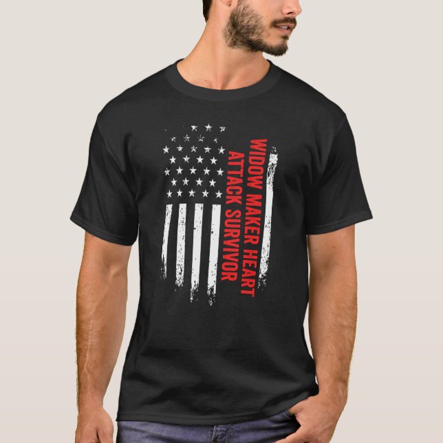 Widow Maker Heart Attack Survivor American Flagga  T Shirt (Framsida)
