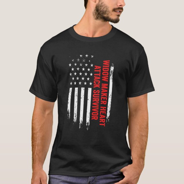 Widow Maker Heart Attack Survivor American Flagga  T Shirt (Framsida)