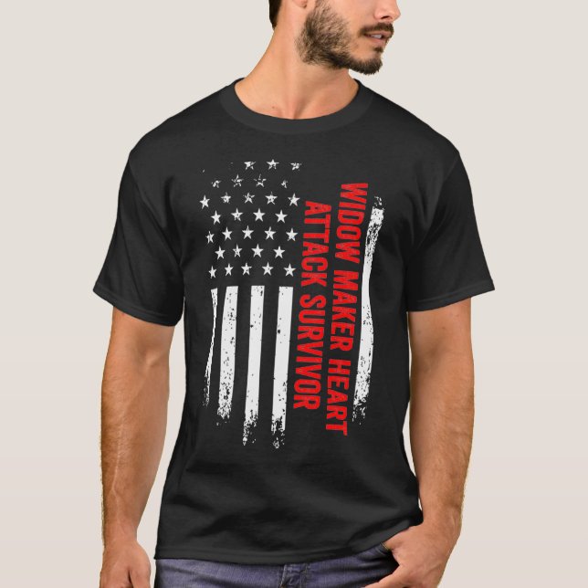 Widow Maker Heart Attack Survivor American Flagga  T Shirt (Framsida)