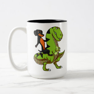 Wienerhundtax som rider den T-Rex dinosauren Två-Tonad Mugg