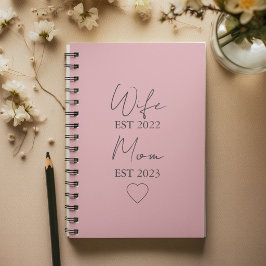 Wife & Mom Est. – Minimalist Valentine Gift Anteckningsbok