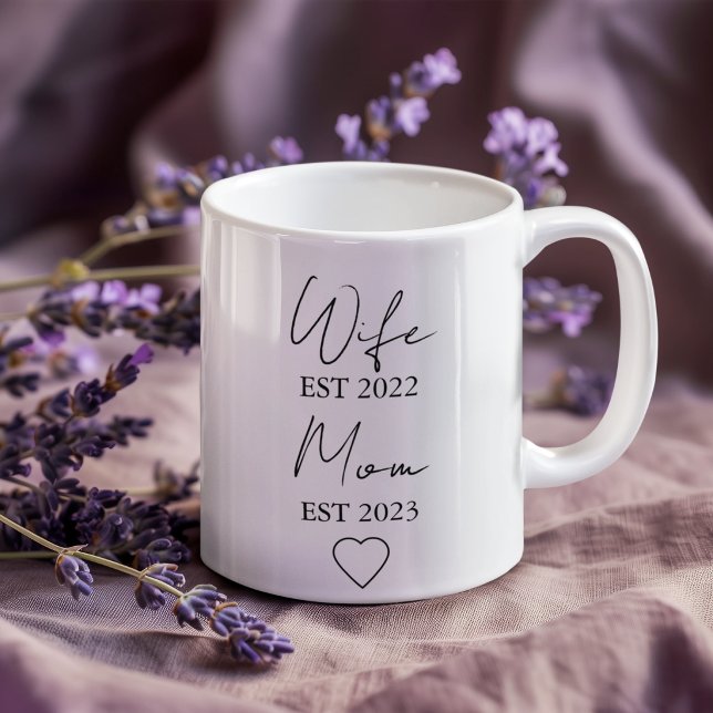 Wife & Mom Est. – Minimalist Valentine Gift Jumbo Mugg (Skapare uppladdad)