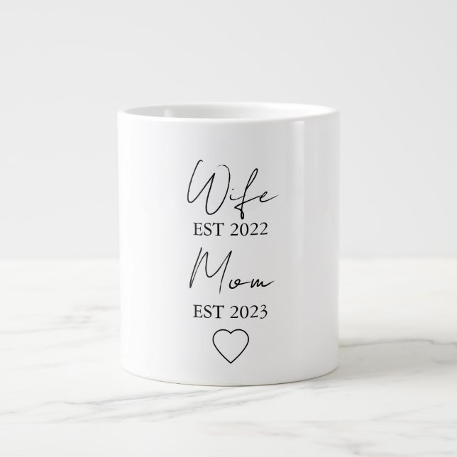 Wife & Mom Est. – Minimalist Valentine Gift Jumbo Mugg (Framsidan)