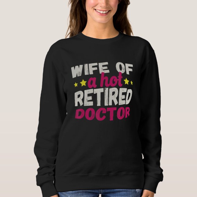 Wife of a Hot Retired Doctor T Shirt (Framsida)