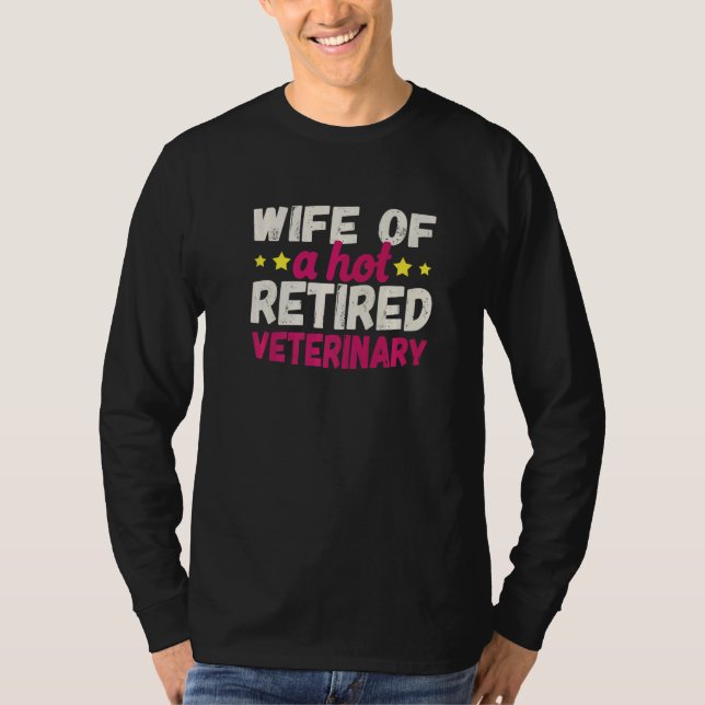 Wife of a Hot Retired Veterinary   T Shirt (Framsida)