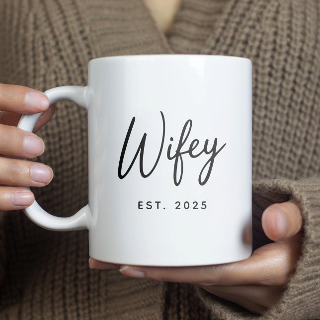 Wifey Black Script Typografi Etablerat År Kaffemugg (Skapare uppladdad)