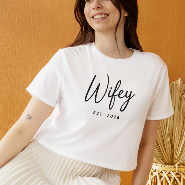 Wifey Black Script Typografi Etablerat År     T Shirt (Skapare uppladdad)