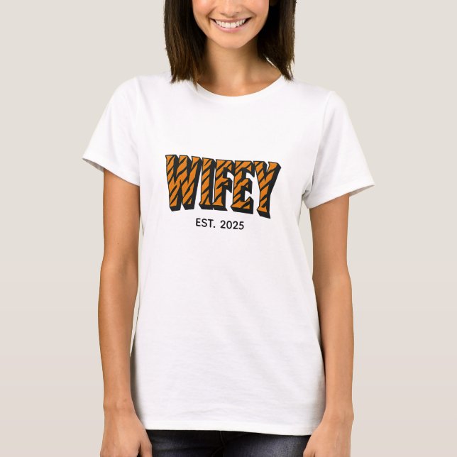 Wifey Bold Tiger Print  T Shirt (Framsida)