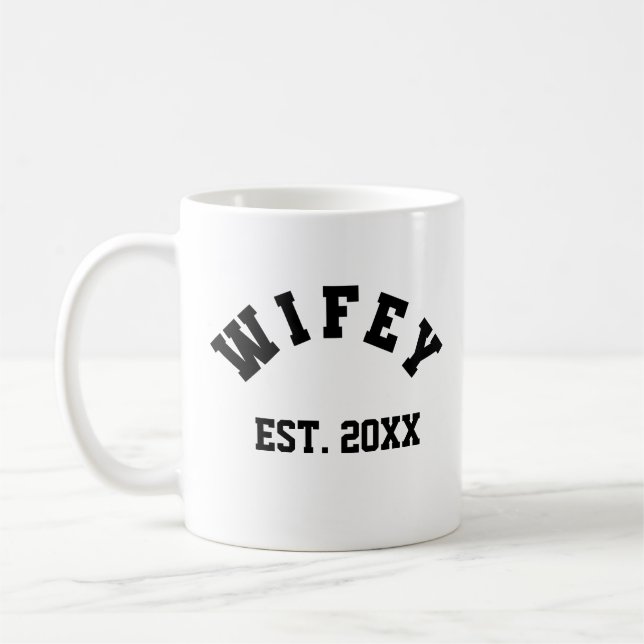 Wifey College  T-Shirt Kaffemugg (Vänster)