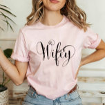 Wifey Elegant Black Script Rosa Womens Tee<br><div class="desc">Snyggt "Wifey"-skjorta i elegantens svarta skript. Gör en underbar bröllop-gåva till fru!</div>