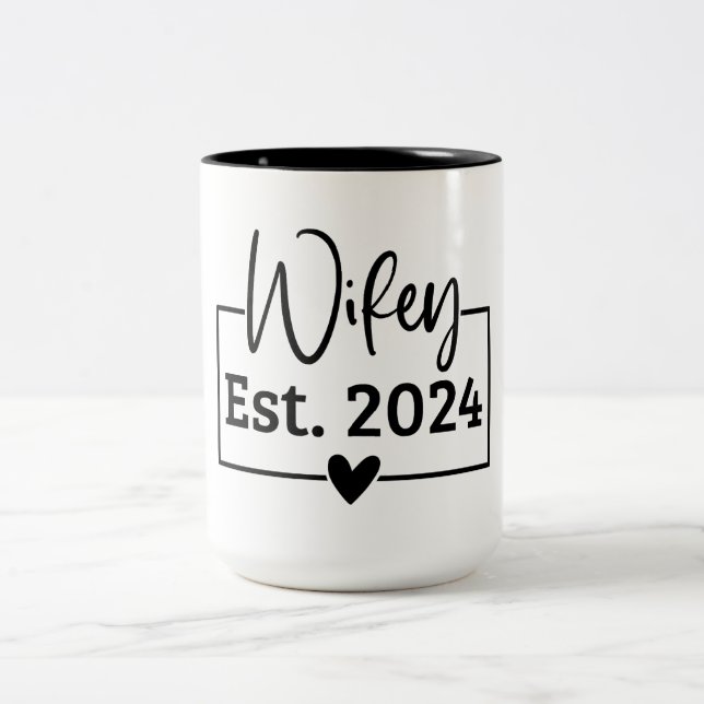 Wifey Est 2024 Black Script New-Personlig Två-Tonad Mugg (Center)