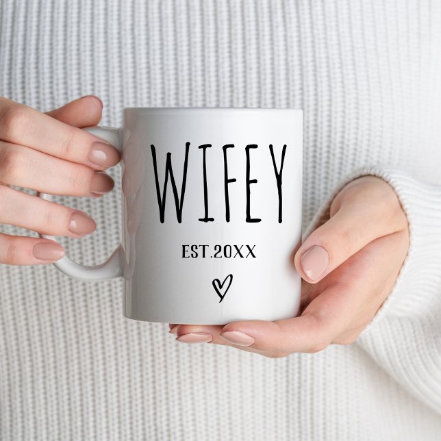 Wifey Est 2024-meddelande om det nya lyed Bröllop Kaffemugg (Skapare uppladdad)