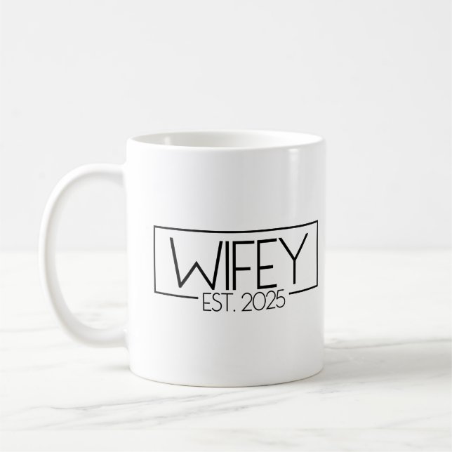 Wifey Est. 2025 Matchande par gift 2025 Wifey Kaffemugg (Vänster)