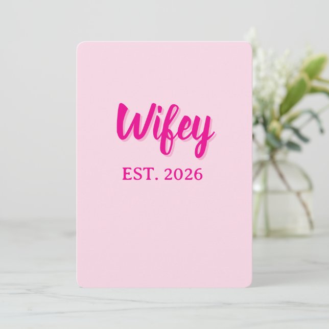 Wifey est. 2026 inbjudningar (Stående Fram)