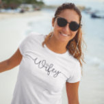 Wifey Modern Black Script Diamond T Shirt<br><div class="desc">Modern manusjong med diamanten över i för bachelorettpartiet,  möhippan eller den framtida fru presenten.</div>