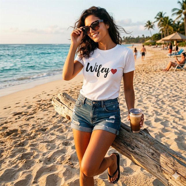 Wifey Modern Black Script Women RedHeart T-Shirt (Skapare uppladdad)