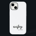 Wifey Modern Minimalist Script Personlig Bride<br><div class="desc">Skapa en anpassningsbar för den nyklippta bruden med den här personligen wifey iphone case.</div>
