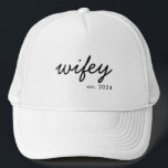 Wifey Modern Minimalist Script Personlig Bride Keps<br><div class="desc">Skapa en anpassningsbar för den nyglödgade bruden med den här personligens vasshatt.</div>