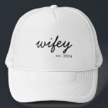 Wifey Modern Minimalist Script Personlig Bride Keps<br><div class="desc">Skapa en anpassningsbar för den nyglödgade bruden med den här personligens vasshatt.</div>