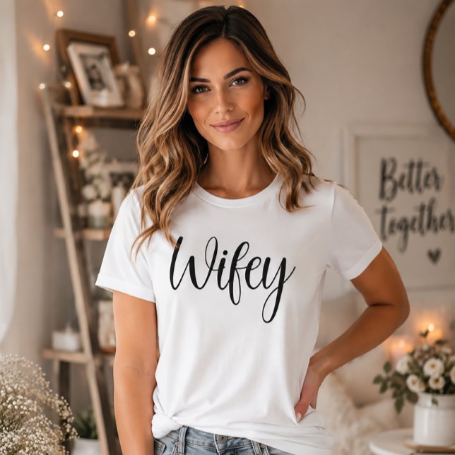 Wifey Modern Svart Skript Vit Dam T Shirt (Skapare uppladdad)