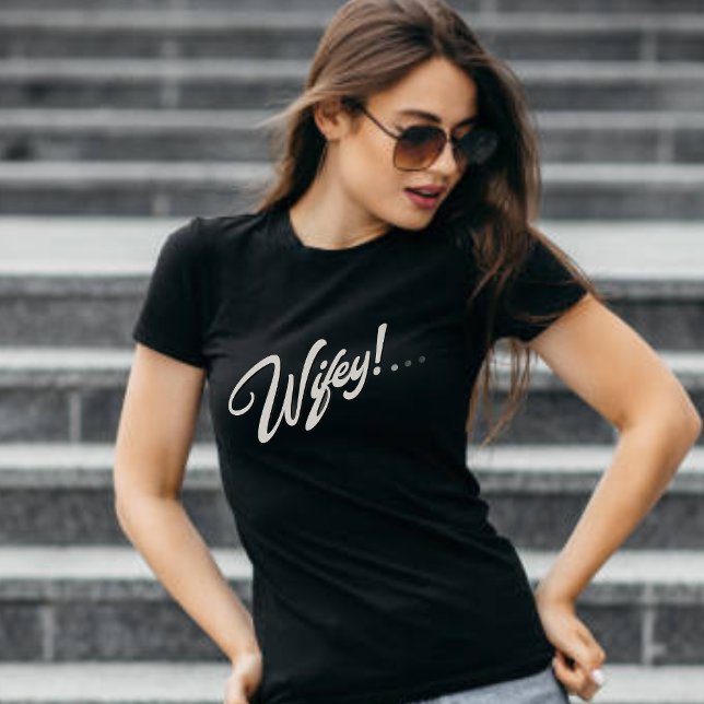 Wifey Modern White Script Black Women T Shirt (Skapare uppladdad)