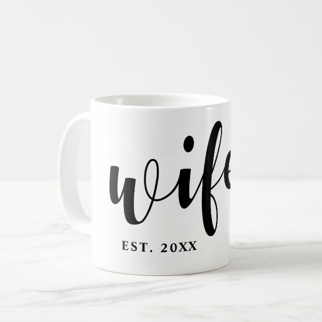 Wifey Newlyed Calligraphy Kaffemugg (Framsida vänster)
