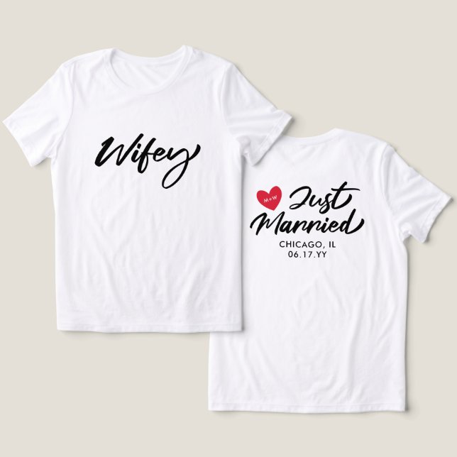 Wifey Ny gifta Red Heart Initialer Bröllop T Shirt (Design fram och bak)
