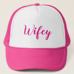 Wifey. Rosor och White. Keps<br><div class="desc">Gulligt,  rosor och vit,  "Wifey, " hatt. Trevlig gåva för nyligen en gifta sig. Matcha som är svartvitt,  "Hubby, " tillgänglig hatt också.

https://www.zazzle.com/hubby_black_and_white_trucker_hat-148340257032118617</div>