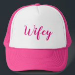 Wifey. Rosor och White. Keps<br><div class="desc">Gulligt, rosor och vit, "Wifey, " hatt. Trevlig gåva för nyligen en gifta sig. Matcha som är svartvitt, "Hubby, " tillgänglig hatt också.
https://www.zazzle.com/hubby_black_and_white_trucker_hat-148340257032118617</div>