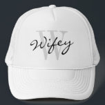 WIFEY-truckerkeps för att gifta sig bruden Keps<br><div class="desc">WIFEY-truckerkeps för att gifta sig bruden. Rolig bröllopsresagåvaidé för nygift personfru. Den beställnings- monogramdesignen med snyggt skrivar typografi. Flott svartvitt logotyplock. Giftermåltillbehören för bröllopsfesten,  möhippan,  bacheloretten,  flickor tillbringar veckoslutet,  firar smekmånad Etc.</div>