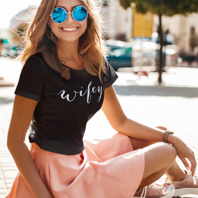 Wifey Vit Modern Vit Skrift Svart Dam Tee (Skapare uppladdad)