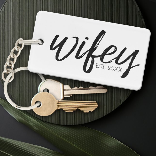 Wifey - Whimsical Black Calligraphy for the Bride Nyckelring (Personalized Keychain - add a date)