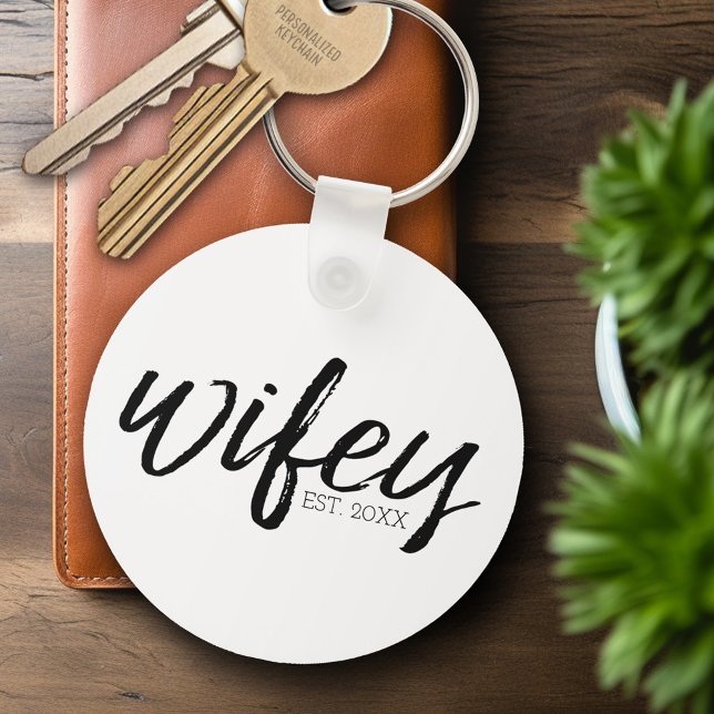Wifey - Whimsical Black Calligraphy for the Bride Nyckelring (Personalized Keychain - Wedding Wifey)