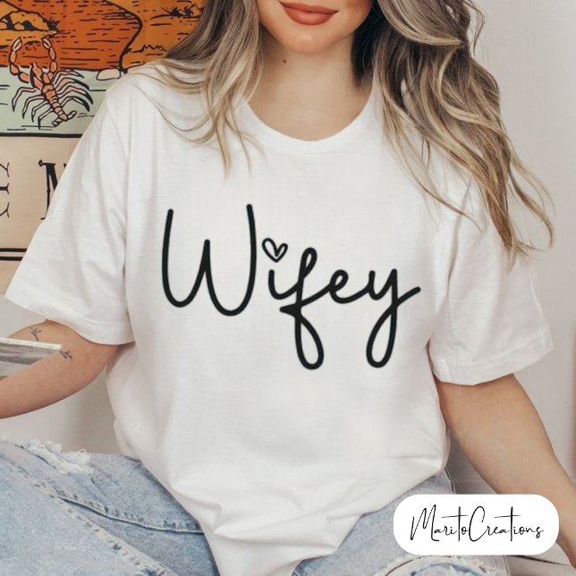 Wifey White Modern Black Script Woman's Gift Bride T Shirt (Skapare uppladdad)