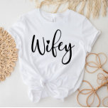 Wifey White Modern Black Script Womens T-Shirt<br><div class="desc">Tröja och trendig "Wifey" t-shirt! Perfet bröllop-gåva,  duschgåva,  födelsedagspresent eller bachelorette-gåva!</div>