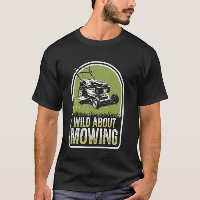 Wild About Mowing Funny Lawn Mowing Lawn Mower T Shirt (Framsida)