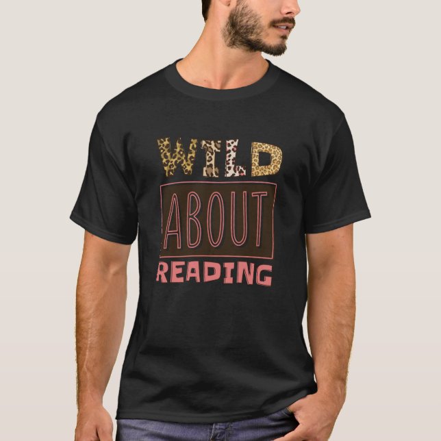 Wild About Reading Reading Books And Bookworm Libr T Shirt (Framsida)