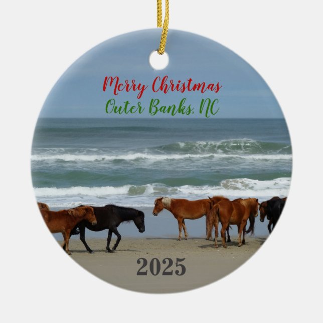 Wild Horses Outer Banks OBX 2025 Christmas Ceramic Julgransprydnad Keramik (Framsidan)