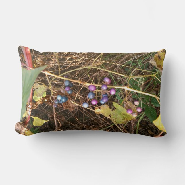 Wild Porcelain Berry Vine In Nature Throw Pillow Lumbarkudde (Framsida)