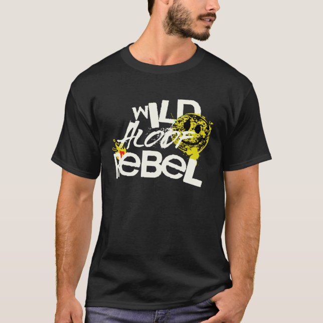 WILD REBEL ALOOF GRAPHIC GRUNGE TYPOGRAPHY T SHIRT (Framsida)