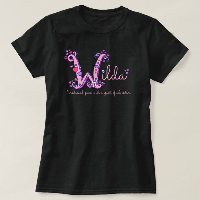 Wilda Girl namn betyder W monogram hearts T-shirt (Design framsida)