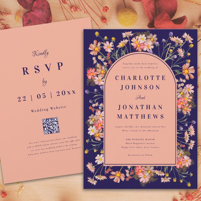 Wildblomarch Navy Blue Fall Wedding Inbjudningar (Wildflower arch elegant navy blue peach fall wedding invitation with rsvp website qr code)