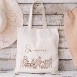 WildblomBoho Bridesmaid Namn Tote Bag Tygkasse<br><div class="desc">Öka ditt frieri eller tack för din gest med vår charmerande Wildblomma Boho Bridesmaid Namn Tote Bag! Den här väskan är full av bohemisk elegans. Den här väskan är full av blommigt och är utformad med hjälp av kärlek. Varje väska är personlig med ditt brudgumms namn och tillför en tankfull...</div>