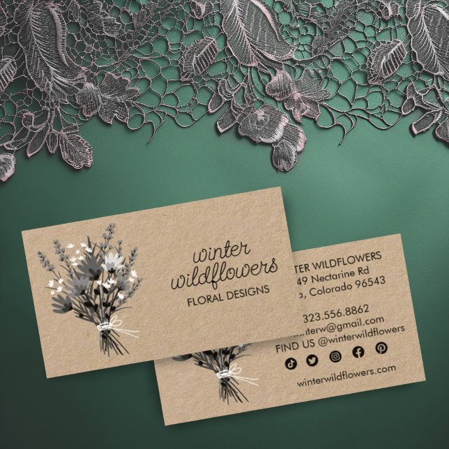 WildblomBouquet Elegant Chic Social Icons Kraft Visitkort (Kraft custom business cards with social media icons and sweet wildflower bouquet artwork)