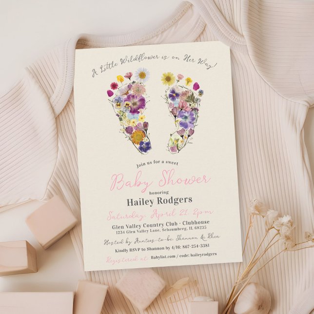 WildblomFootprint Beige Flicka Shower Inbjudningar (Little Wildflower Baby in Bloom beige pink gingham floral footprints baby girl shower invitation)