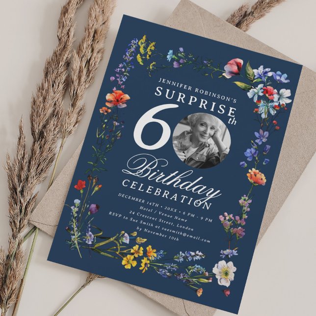 Wildblomfoto SURPRISE 60:e födelsedagsblått Inbjudningar (Wildflower Photo SURPRISE 60th Birthday Navy Blue Invitation)