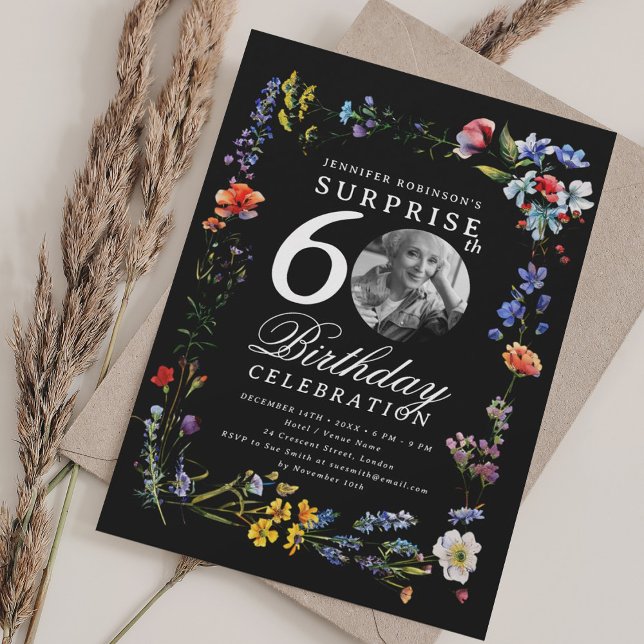 Wildblomfoto SURPRISE 60:e födelsedagssvart Inbjudningar (Wildflower Photo SURPRISE 60th Birthday Black Invitation)