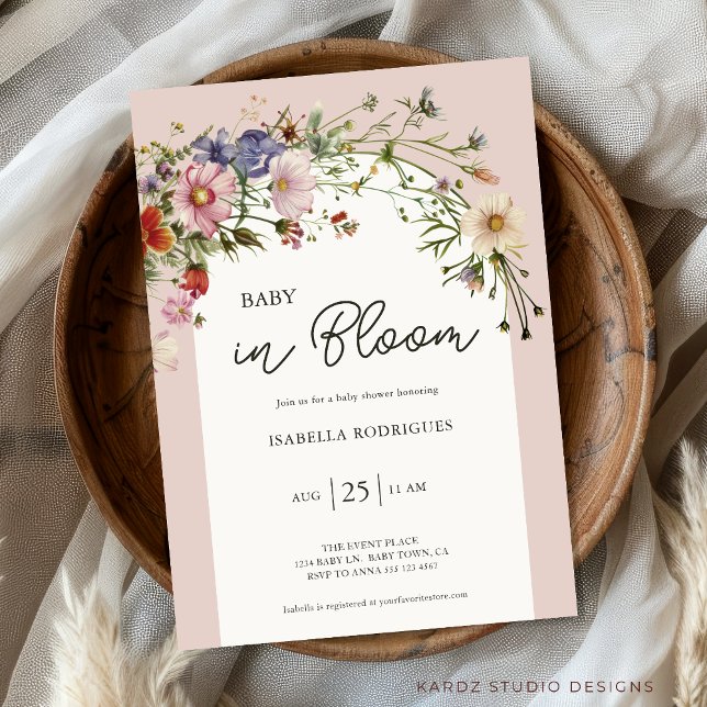 Wildblomma Baby i Bloom Baby Shower Inbjudningar (Personalize this elegant chic Baby in Bloom Baby Girl Shower Invitation in wildflower themed shower.)