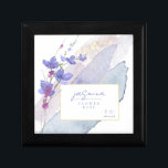 Wildblomma Bröllop Flower Girl Peri ID954 Minnesask<br><div class="desc">Den här samlingen i elegant bröllop användor en slående färg-palett, inklusive periwinkle, plommon och mjuka blues, för att skapa matchande kontorsmaterial och party för din speciella dag. Vattenfärgade blommigtar och mousserande färgdrag ger bakgrunder som fångar upp öga. Kundlådan, som visas här för en blomflicka, kan också användas för alla andra...</div>