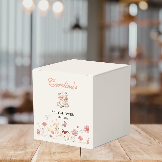 Wildblomma i baby brinner party babydusch i te presentaskar (Skapare uppladdad)